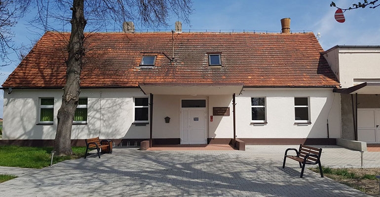 Kostka przed ośrodkiem