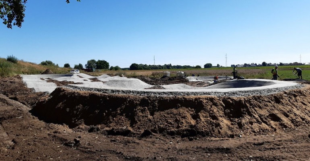 Na Błoniach praca wre