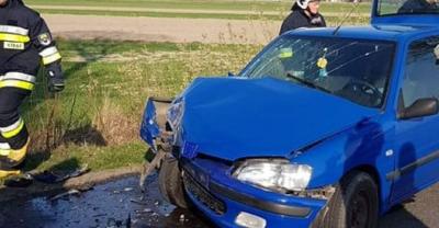 Osobówka uderzyła w drzewo[gallery]
