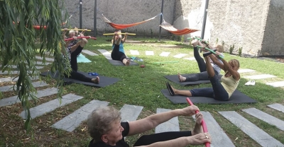 Gimnastyka na skwerku przy książnicy