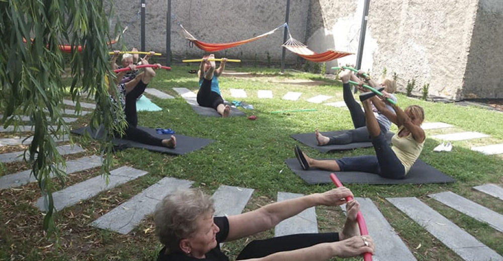 Gimnastyka na skwerku przy książnicy