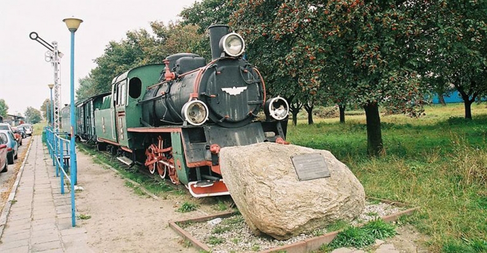 Tablica upamiętniająca Krotoszynian na skwerze koło dworca