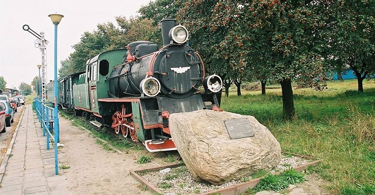 Tablica upamiętniająca Krotoszynian na skwerze koło dworca