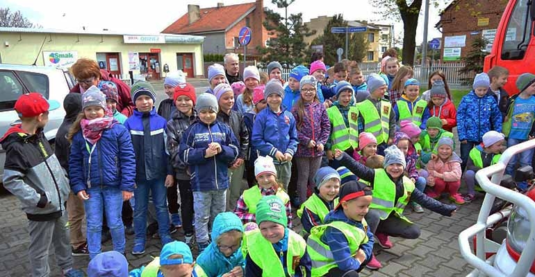 Przyszły dzieci do strażaków