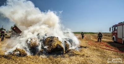 Płonęła słoma na przyczepie[gallery]