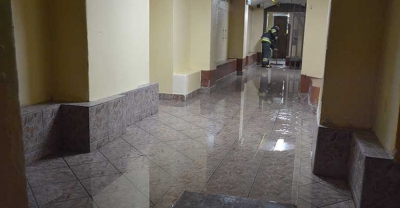 Pękła rura, zalało piwnice ogólniaka