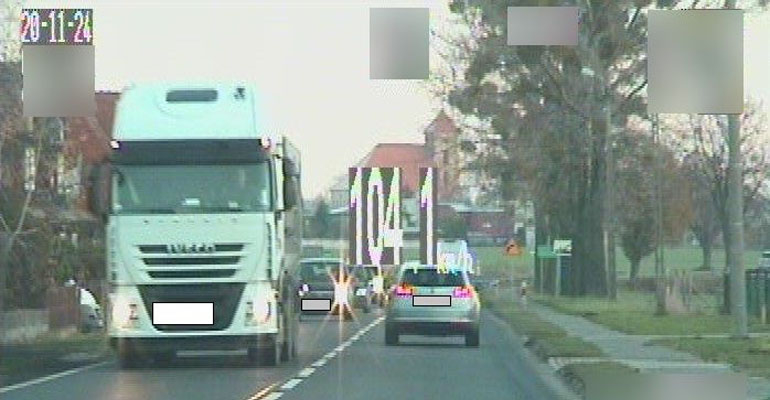 Kobieta-pirat za kierownicą