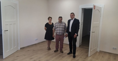 Stworzyli w bibliotece gabinet dyrektora