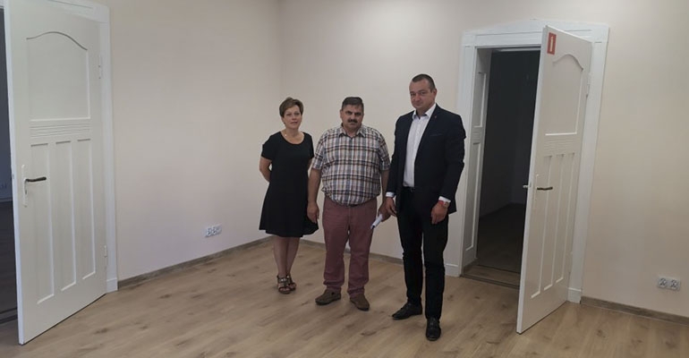 Stworzyli w bibliotece gabinet dyrektora