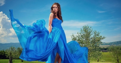 Intensywnie niebieska