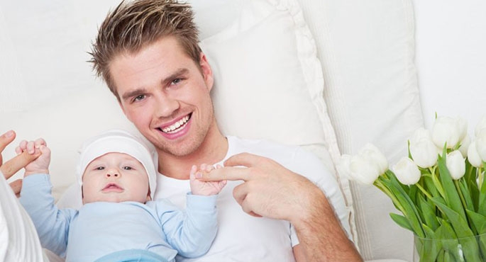 Podpowiadamy, z jakich urlopów może korzystać ojciec nowo narodzonego dziecka