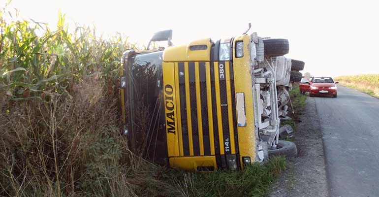 Scania wylądowała w rowie