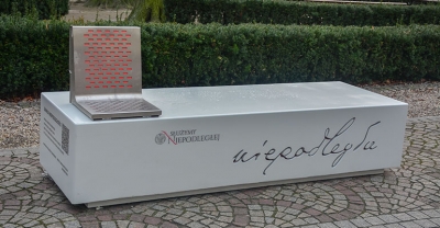 Ławka niepodległości mało komu się podoba