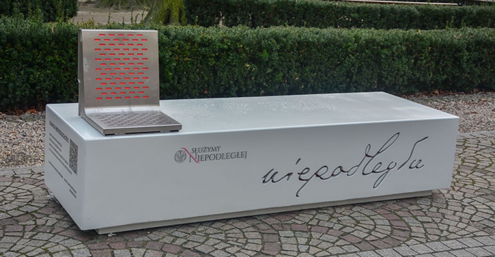 Ławka niepodległości mało komu się podoba