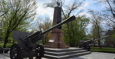 Pomnik stoi przy ul. Piastowskiej