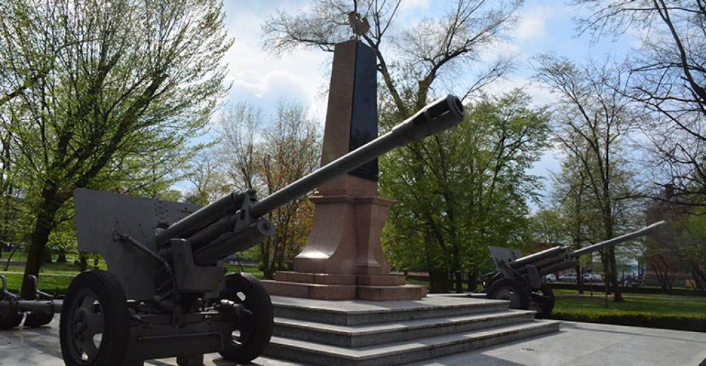 Pomnik stoi przy ul. Piastowskiej