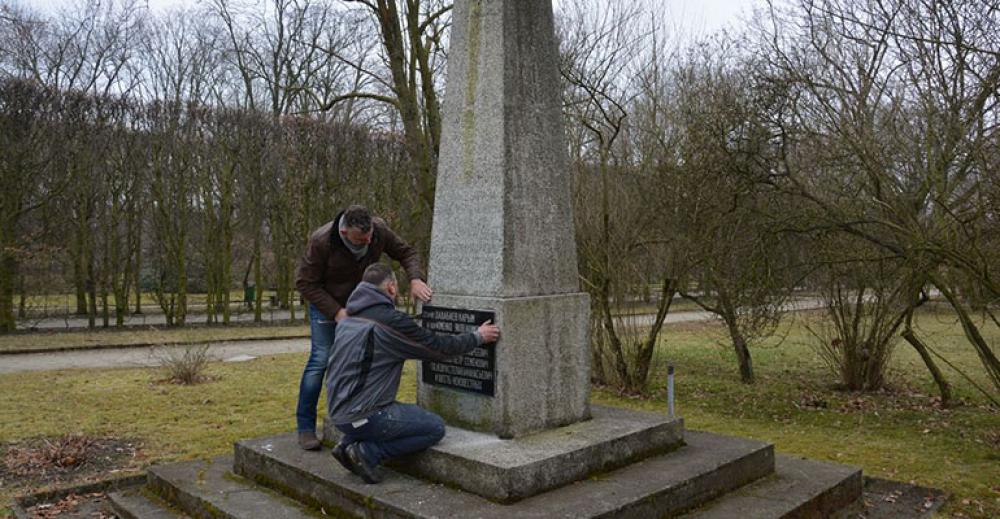 Usunęli tablicę z pomnika żołnierzy radzieckich