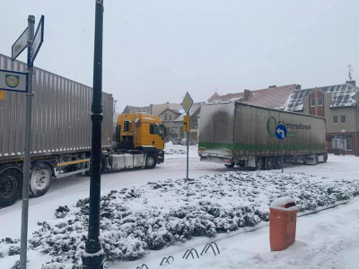 Śnieg i mróz paraliżują ruch w regionie