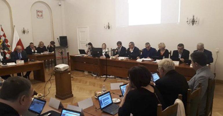 Dochody 64 mln, a wydatki 67 mln