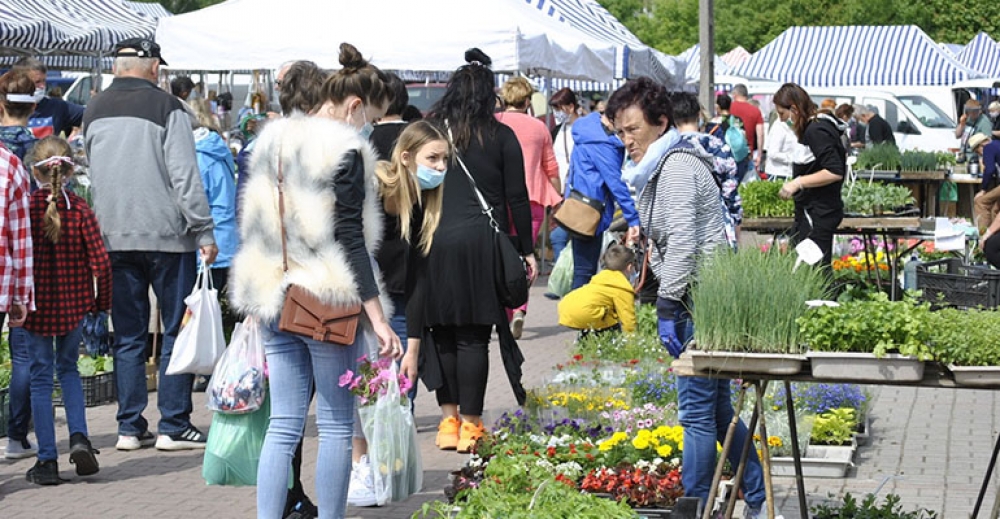 Po targowisku zostaje wiele zbędnych śmieci