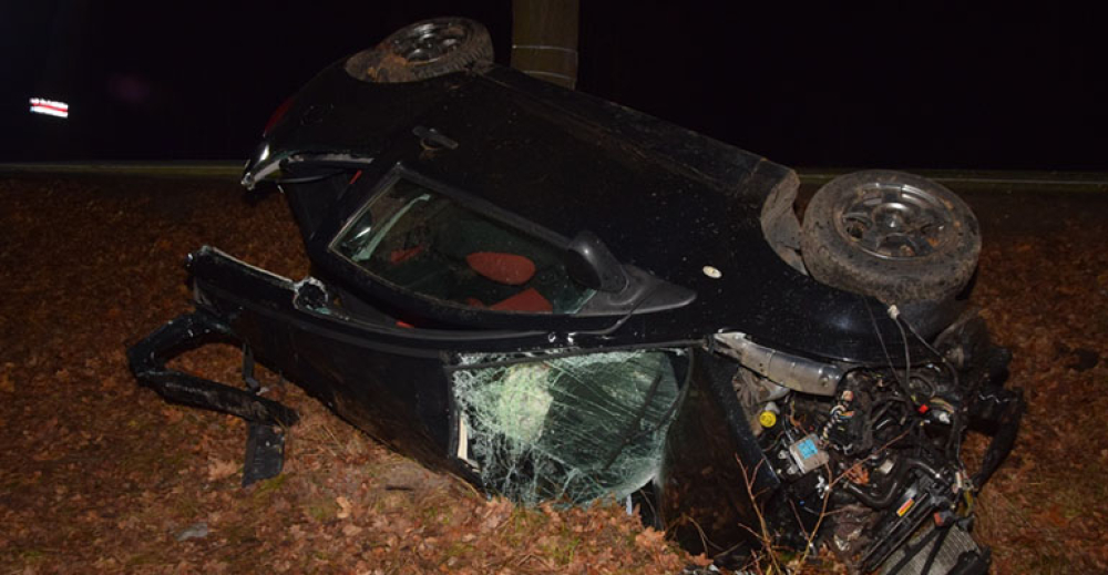 Nietrzeźwa uderzyła w przydrożne drzewo